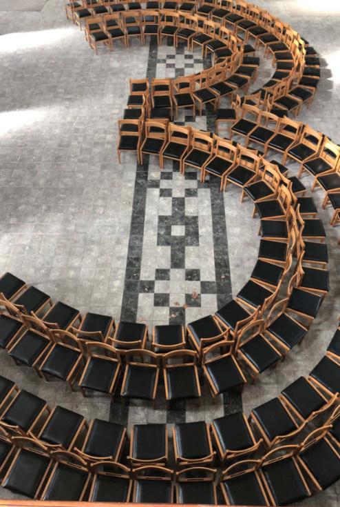 Sfeerbeelden van kerkstoelen uit  de Sint-Jozefkerk in Roeselare.